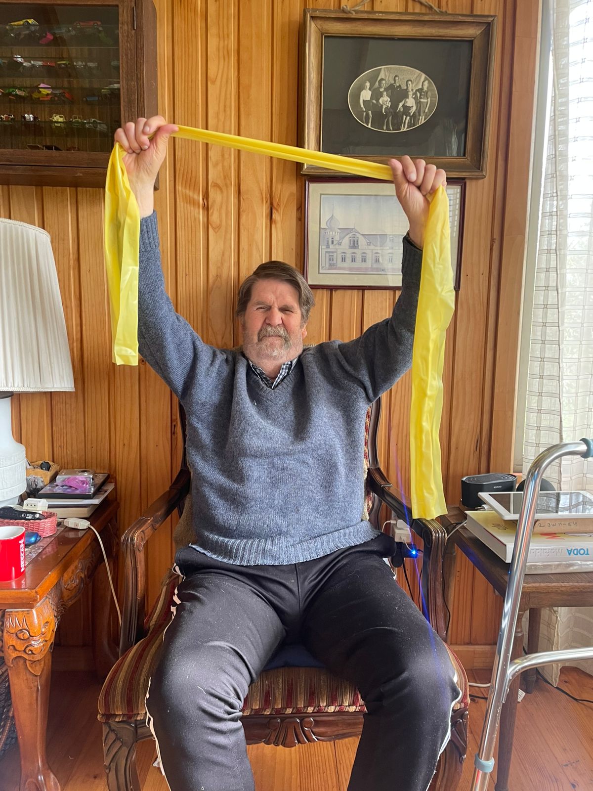 Adulto mayor en su hogar
